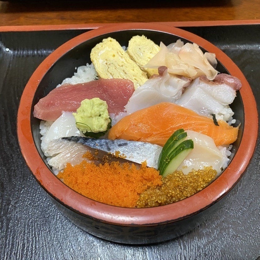 生ちらしや握り寿司と手打ちそばのセット！ランチがお得なお寿司屋さん