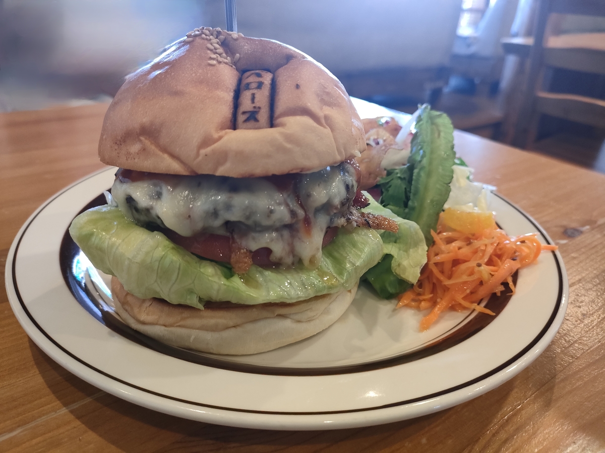 これはスゴいボリュームだ！【旭川市】満腹必至のデカいハンバーガー3