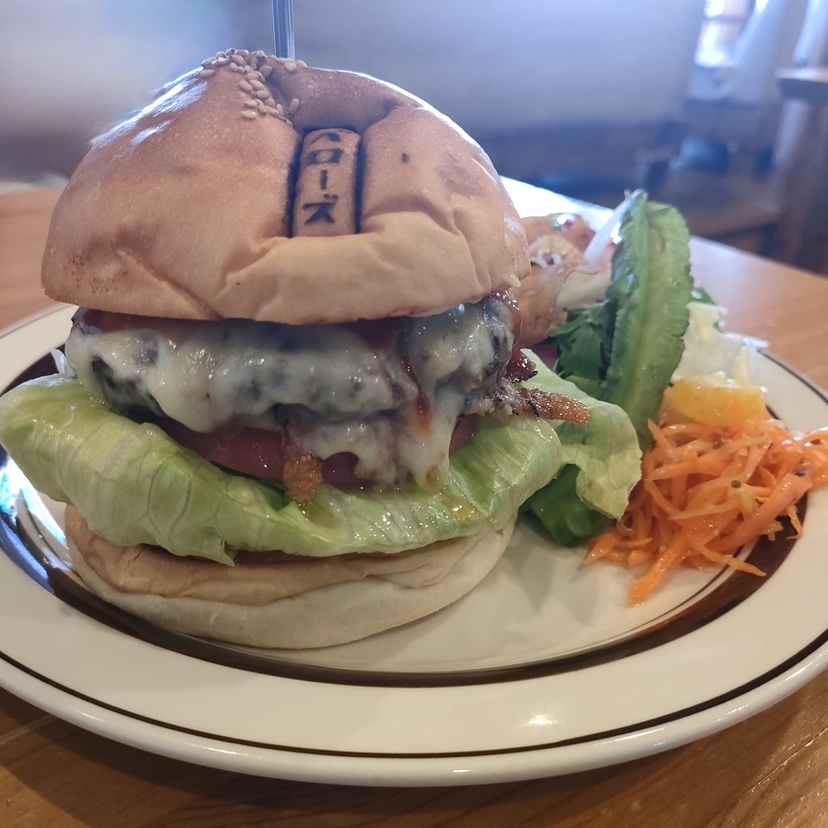 これはスゴいボリュームだ！【旭川市】満腹必至のデカいハンバーガー３連発！