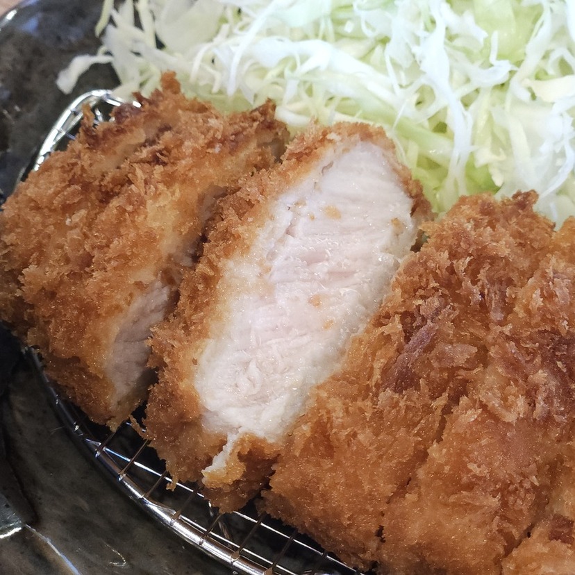 超厚切りなのにコスパヤバ！新オープンの食堂とジューシーおろしチキンカツ