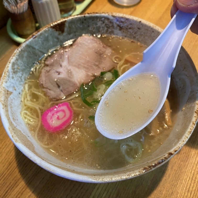 あっさりしているけど深い旨味とコクがあるスープ！旨い塩ラーメン