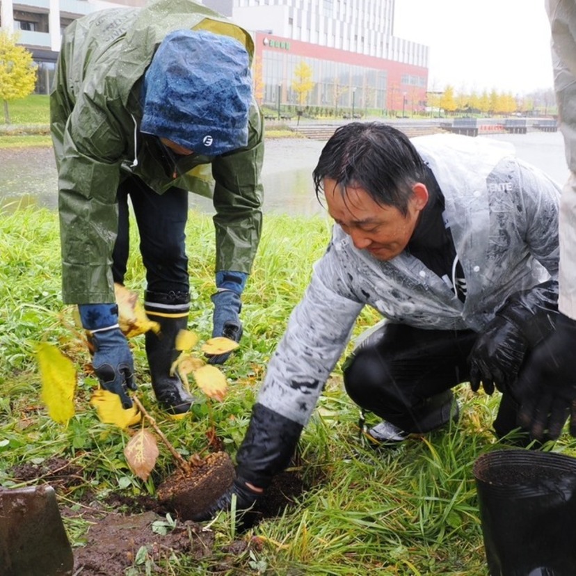 創立75周年を迎える旭川青年会議所が北彩都ガーデンで植樹活動実施