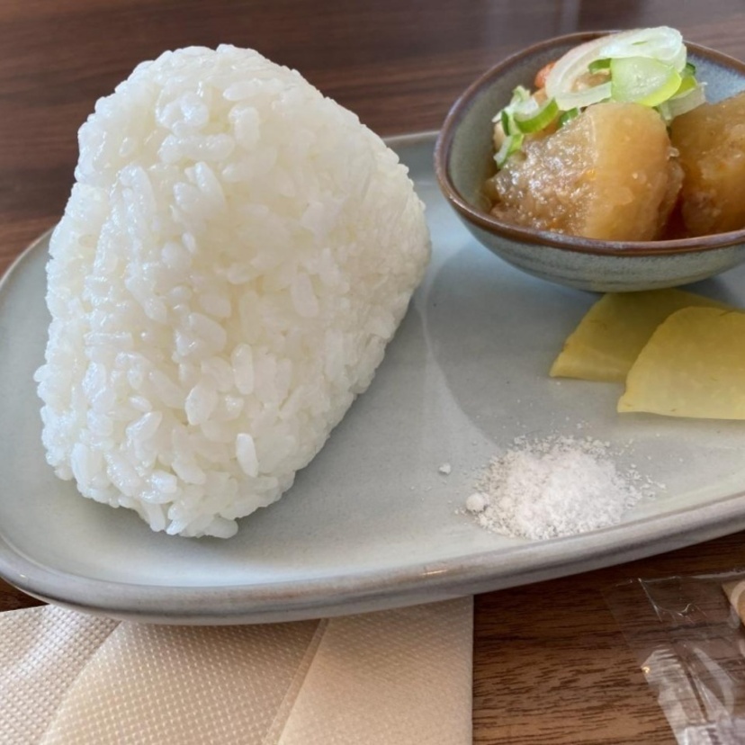 握りたてで温かいおにぎりがふっくら美味しい！おにぎりの定食3品