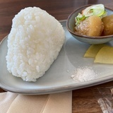 握りたてで温かいおにぎりがふっくら美味しい！おにぎりの定食3品