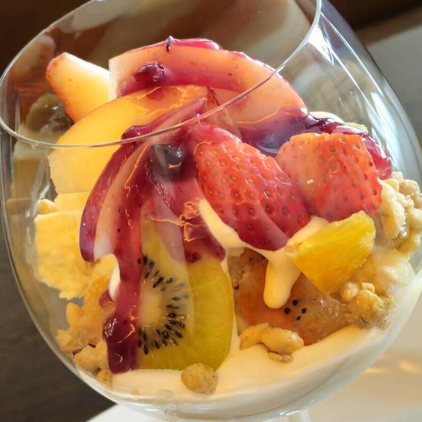 旭川駅前のおすすめカフェで食べるパフェとホットドッグ