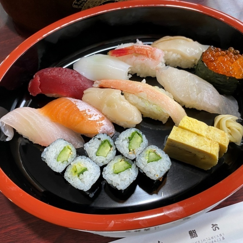新鮮な魚介が食べたい！ランチなら握り寿司、海鮮丼、生ちらしが安い