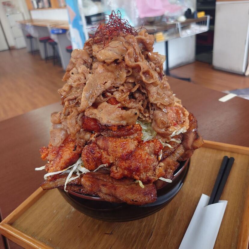 豚丼が山盛り！総重量3キロ！ガッツリ食べたい人におすすめ！【旭川市】