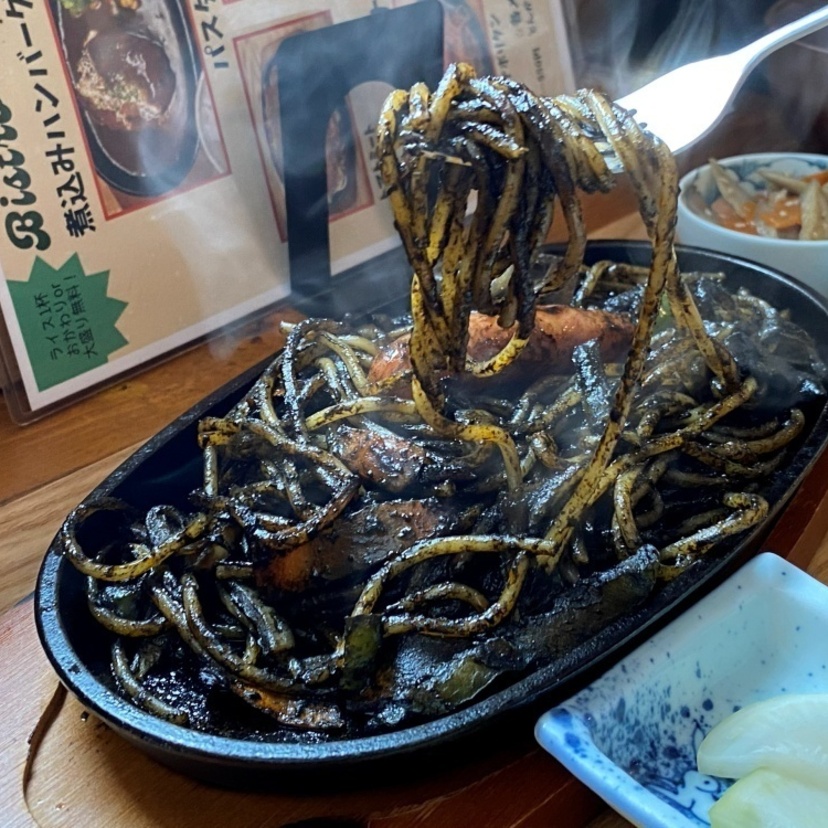 イカ墨を使った黒ナポリタンも！カフェや居酒屋ランチのナポリタン