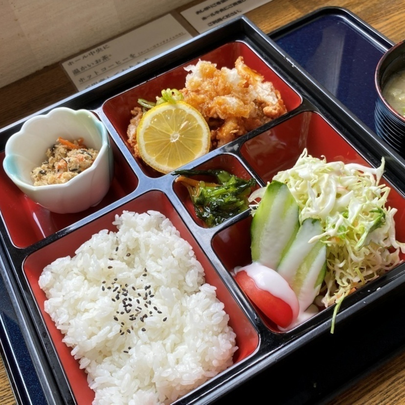 お弁当箱の中にはどんなおかずが詰まってる？食堂や喫茶店のお弁当