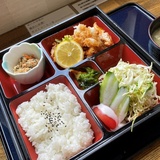 お弁当箱の中にはどんなおかずが詰まってる？食堂や喫茶店のお弁当