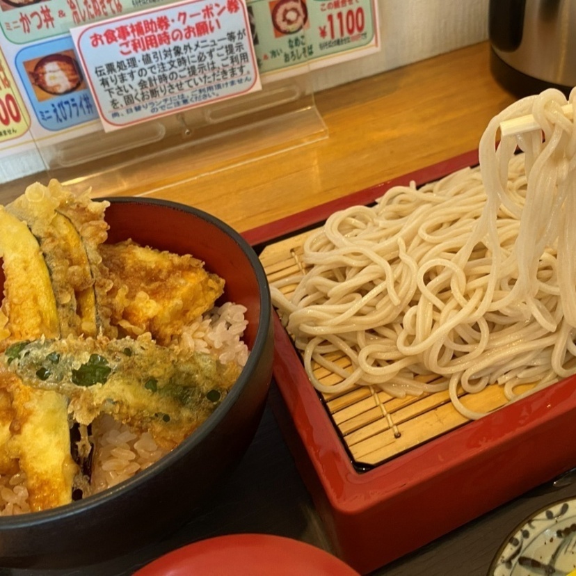 すべて1,000円未満でコスパ最高！おそばと丼物のお得なセット