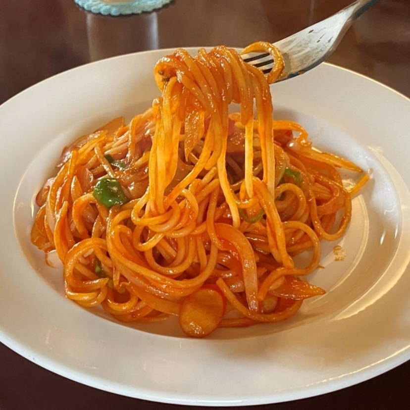 昭和レトロな雰囲気の喫茶店で味わう昔ながらのナポリタン