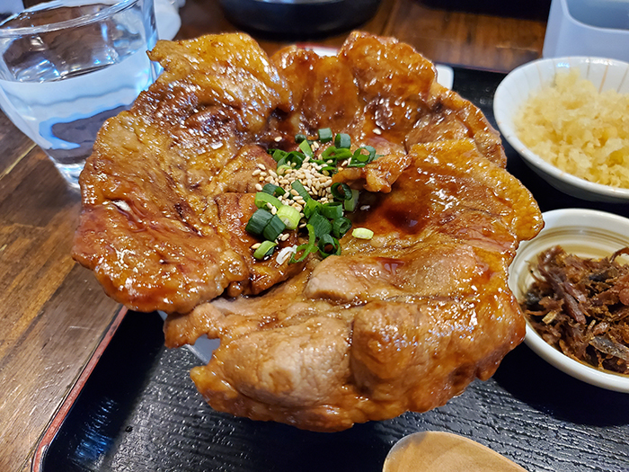 タレが染みて美味しすぎる旭川のおすすめ豚丼 大盛り必須で大食いさんも満足 Asatan