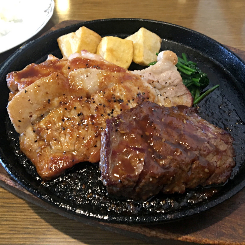 【旭川】ひと皿にメインディッシュが2種類以上！？ガッツリ食べたい肉料理3選