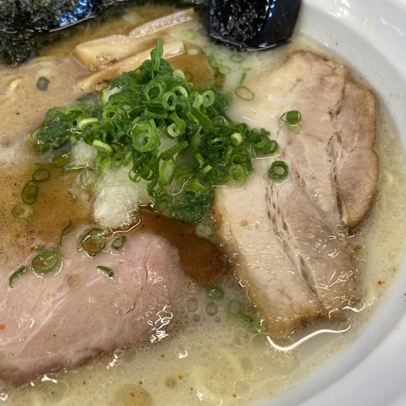 伝統的な旭川ラーメンの特徴とは一線を画すとんこつ白湯スープのラーメン