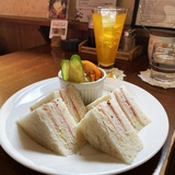 昭和の雰囲気漂う喫茶店のサンドイッチとおしゃれカフェのモーニング