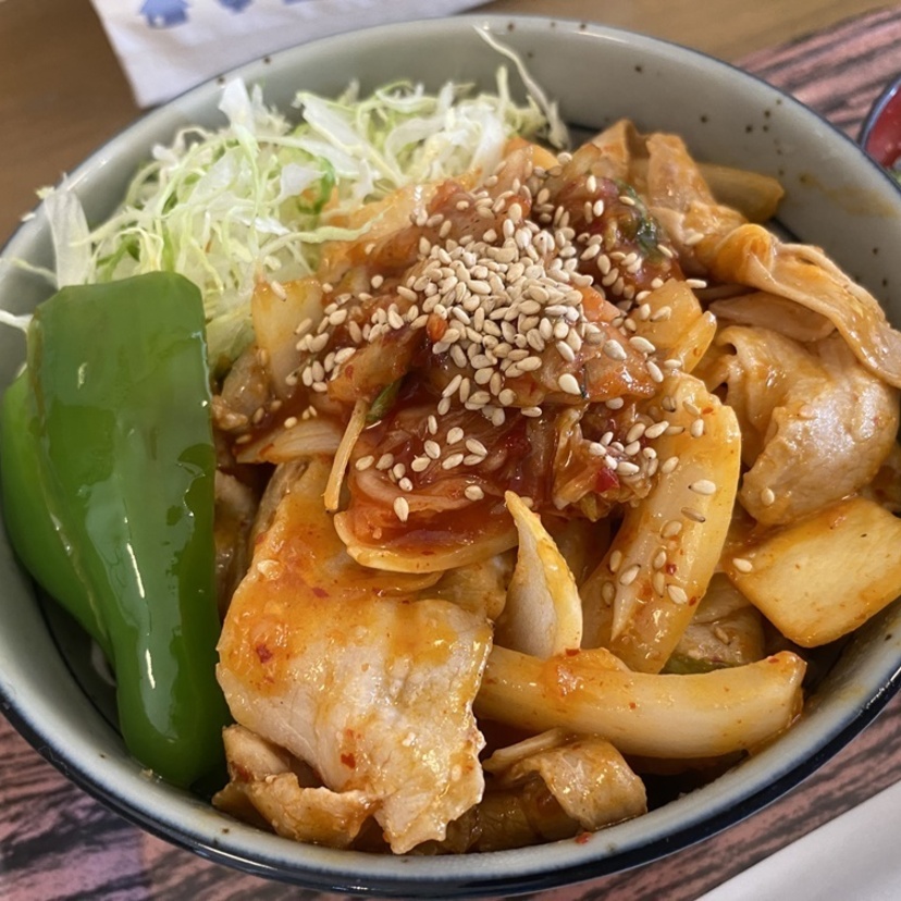 安くておいしい丼物！ピリ辛の豚キムチ丼とつゆだく親子丼