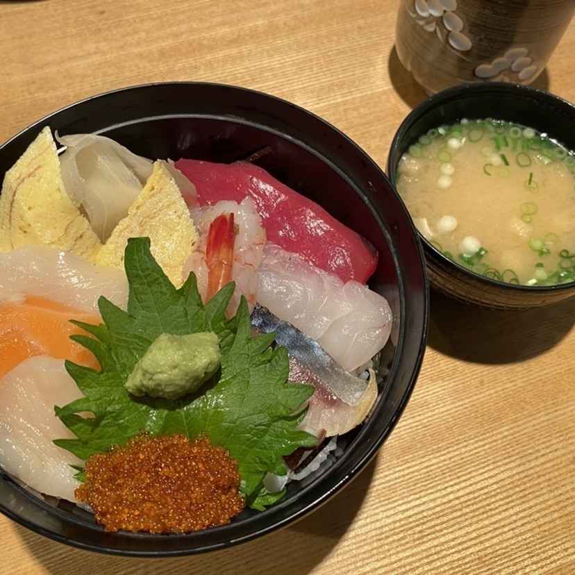 新鮮な魚介を味わえる海鮮丼・生ちらし・漬けまぐろ丼